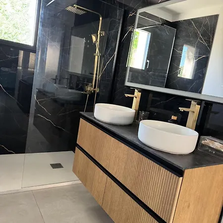 Neuve A Pied Villa