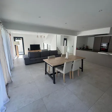 Neuve A Pied Villa