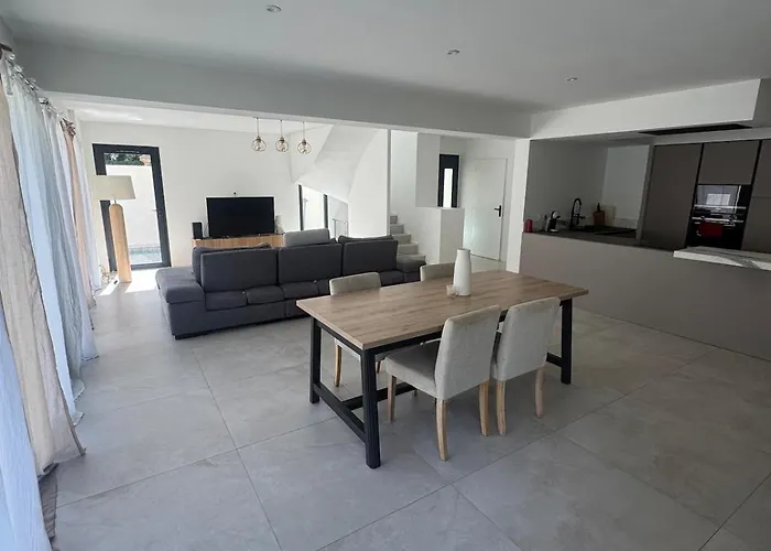 Neuve A Pied Villa
