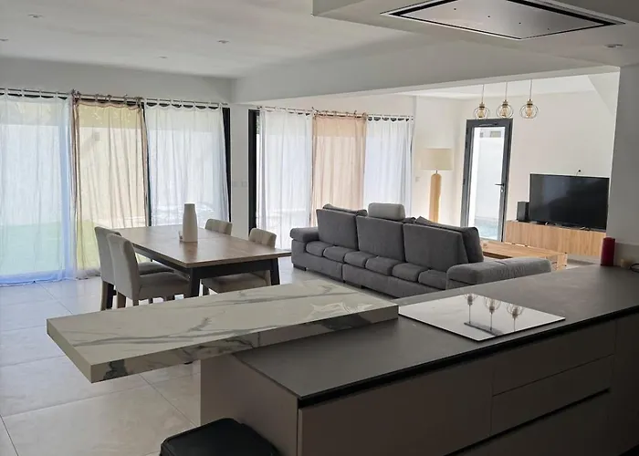 Neuve A Pied * Saint-Cyr-sur-Mer